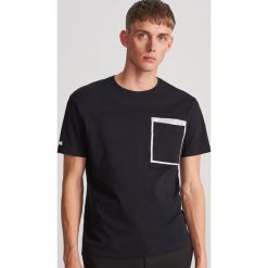 T-shirt z kieszenią - Czarny. Czarne t-shirty damskie Reserved, s, bez wzorów, bez kołnierzyka. Za 59,99 zł.