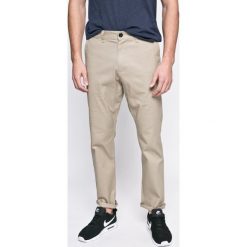 Nike Sportswear - Spodnie. Brązowe spodnie męskie Nike Sportswear, na co dzień, m, bez wzorów, z elastanu, casualowe. W wyprzedaży za 139,90 zł.