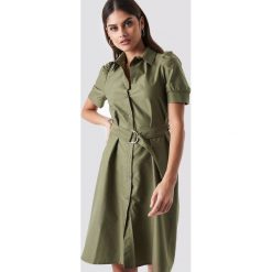 NA-KD Trend Sukienka koszulowa z paskiem - Green. Zielone sukienki damskie marki NA-KD Trend, w paski, z podwójnym kołnierzykiem, z krótkim rękawem, krótkie, midi, koszulowe. Za 121,95 zł.