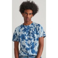 T-shirt z motywem tie-dye - Biały. Białe t-shirty męskie Reserved, s, bez wzorów, bez kołnierzyka. Za 59,99 zł.
