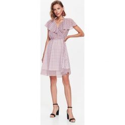 Sukienka damska. Różowe sukienki damskie Top Secret, na lato, w kratkę, eleganckie, z dekoltem w serek, z krótkim rękawem, krótkie, mini. W wyprzedaży za 89,99 zł.