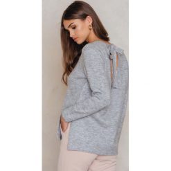 Swetry klasyczne damskie: NA-KD Sweter z dzianiny na plecach – Grey