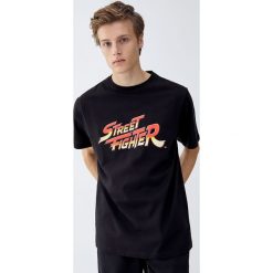 Koszulka z logo Street Fighter. Czarne koszulki męskie Pull&Bear, m, bez wzorów, street, bez kołnierzyka, z krótkim rękawem, krótkie. Za 69,90 zł.