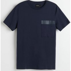 T-shirt z kieszenią - Granatowy. Niebieskie t-shirty męskie Reserved, s, bez wzorów, bez kołnierzyka. Za 79,99 zł.