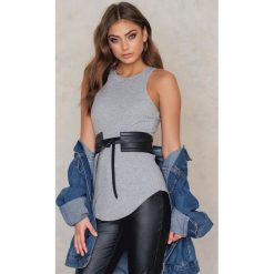 Vanessa Moe x NA-KD Top na ramiączkach w dopasowanym kroju - Grey. Szare topy damskie Vanessa Moe x NA-KD, bez wzorów, z elastanu, z okrągłym kołnierzem. W wyprzedaży za 48,57 zł.