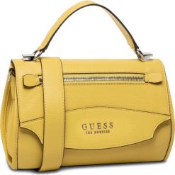 Torebka Guess Lias (VY) HWVY76 70180. Żółte torebki klasyczne damskie Guess, z aplikacjami, na ramię, bez dodatków. W wyprzedaży za 339,00 zł.