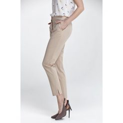 Eleganckie beżowe spodnie z rozcięciem. Brązowe spodnie damskie NIFE, xl, z elastanu. Za 149,00 zł.