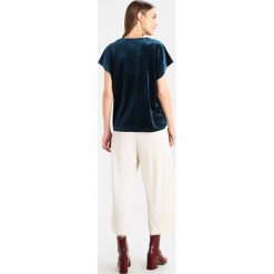 T-shirty damskie: Saint Tropez V NECK Tshirt z nadrukiem orion b