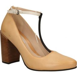 CZÓŁENKA CLARKS CRUMBLE BERRY 261064. Brązowe czółenka marki Clarks. Za 239,99 zł.