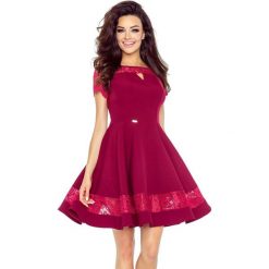 Sukienki balowe: TORVI – elegancka sukienka z pęknięciem w dekolcie BORDO