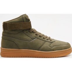 Wysokie buty sportowe - Khaki. Brązowe buty sportowe męskie Cropp, bez zapięcia. Za 179,99 zł.
