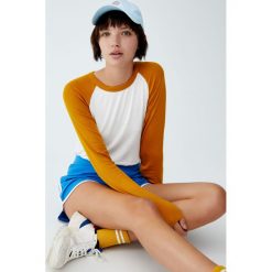 Koszulka z kontrastowym długim rękawem. Czerwone t-shirty damskie Pull&Bear, z kontrastowym kołnierzykiem. Za 49,90 zł.
