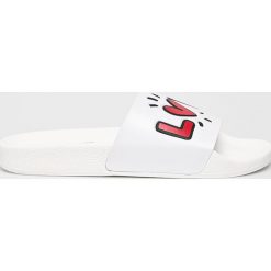 TheWhiteBrand - Klapki. Białe klapki damskie TheWhiteBrand, bez wzorów, ze skóry, bez obcasa, na obcasie. W wyprzedaży za 129,90 zł.
