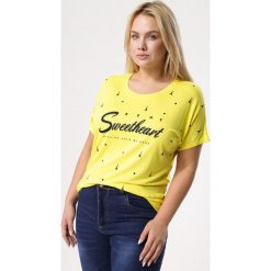 Żółta Bluzka Hide Out. Żółte bluzki damskie marki Born2be, xl, z nadrukiem, z dzianiny, z okrągłym kołnierzem, z krótkim rękawem. Za 39,99 zł.