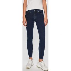 Calvin Klein - Jeansy Diane. Niebieskie jeansy damskie Calvin Klein, bez wzorów, z elastanu. W wyprzedaży za 379,90 zł.