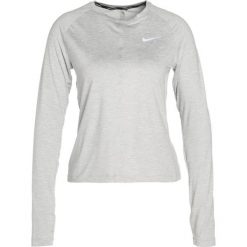 Nike Performance DRY CREW Koszulka sportowa wolf grey/heather/reflective silver. Szare topy sportowe damskie marki Nike Performance, l, z elastanu. W wyprzedaży za 149,25 zł.