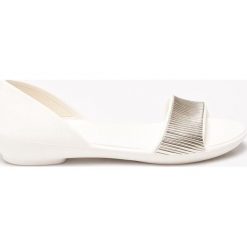 Crocs - Sandały. Białe klapki damskie marki Crocs, bez wzorów, z materiału, bez obcasa. W wyprzedaży za 159,90 zł.