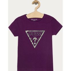 Guess Jeans - T-shirt dziecięcy 116-175 cm. Różowe bluzki dziewczęce Guess Jeans, z nadrukiem, z elastanu, z okrągłym kołnierzem, z krótkim rękawem, krótkie, bez kaptura. Za 119,90 zł.