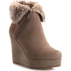 Buty damskie. Czarne koturny damskie Wittchen, bez wzorów, ze skóry, bez obcasa, na słupku. Za 399,90 zł.