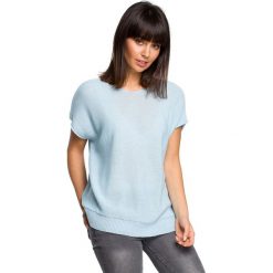 Sweter z dekoltem na plecach - błękitny. Niebieskie swetry damskie BE, na lato, uniwersalny, bez wzorów, z jeansu, z krótkim rękawem, krótkie, bez kaptura. Za 109,00 zł.