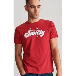 T-shirt ze świątecznym nadrukiem - Czerwony. Czerwone t-shirty męskie Reserved, s, z nadrukiem, wizytowe, bez kołnierzyka. Za 29,99 zł.