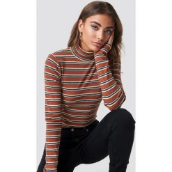 NA-KD Trend Koszulka polo w paski - Brown. Brązowe paski damskie NA-KD Trend, w paski, z materiału. Za 121,95 zł.