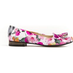 Eleganckie baleriny z chwostem - skóra naturalna - model 009 - kolor różowe kwiaty. Różowe baleriny damskie Zapato, w kwiaty, ze skóry, eleganckie, na niskim obcasie, na obcasie. W wyprzedaży za 216,30 zł.