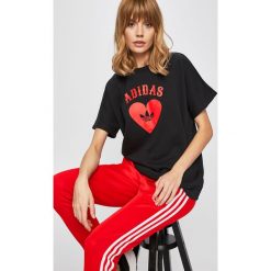 Adidas Originals - Top. Czarne topy damskie adidas Originals, z nadrukiem, z bawełny, z okrągłym kołnierzem. Za 129,90 zł.