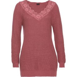 Sweter z koronką w dekolcie bonprix kremowy jeżynowy. Fioletowe swetry damskie bonprix, w koronkowe wzory, z koronki. Za 99,99 zł.