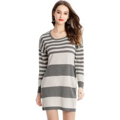 Sweter w kolorze szaro-kremowym. Szare swetry damskie Swetry na chłodne dni, bez wzorów, bez rękawów, bez kaptura. W wyprzedaży za 119,95 zł.
