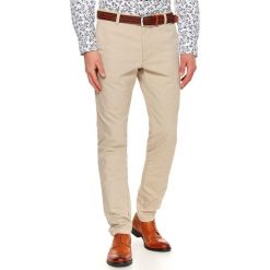 Spodnie chino ze strukturalnej tkaniny. Brązowe spodnie męskie Top Secret, do pracy, na lato, m, bez wzorów, z tkaniny, eleganckie. W wyprzedaży za 69,99 zł.