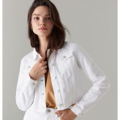 Krótka jeansowa kurtka - Biały. Białe kurtki damskie Mohito, bez wzorów, z jeansu, krótkie, bez kaptura. Za 139,99 zł.