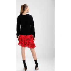 Swetry klasyczne damskie: YUMA Sweter black