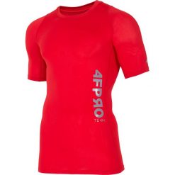 Koszulka baselayer 4FPro TSMF401 - czerwony allover. Czerwone koszulki męskie 4f, xl, bez wzorów, z jersey, bez kołnierzyka. W wyprzedaży za 39,99 zł.