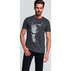 T-shirt batman. Szare t-shirty męskie Top Secret, na zimę, xxl, z motywem z bajki, z bawełny, sportowe, z okrągłym kołnierzem, krótkie. W wyprzedaży za 39,99 zł.