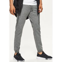 Dresowe joggery BASIC - Szary. Szare spodnie dresowe męskie marki Cropp, s, z dresówki. Za 69,99 zł.
