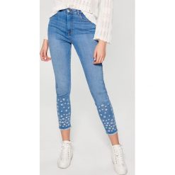 Jeansy high waist ze zdobieniem - Niebieski. Niebieskie spodnie damskie z wysokim stanem marki Mohito, z podwyższonym stanem. W wyprzedaży za 99,99 zł.