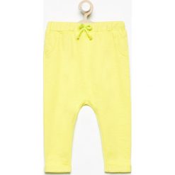 Spodnie dresowe - Żółty. Żółte dresy chłopięce marki Reserved, z dresówki. W wyprzedaży za 19,99 zł.