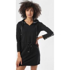 Czarna Sukienka Aerivia. Czarne sukienki damskie Born2be, xl, bez wzorów, z dzianiny, bez kołnierzyka, bez rękawów. W wyprzedaży za 69,99 zł.
