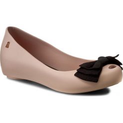 Baleriny MELISSA - Ultragirl Sweet XIII A 31955 Light Pink 01276. Różowe baleriny damskie Melissa, na co dzień, bez wzorów, z tworzywa sztucznego, klasyczne, bez obcasa, bez zapięcia. Za 279,00 zł.