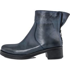 Skórzane botki "Lisa" w kolorze granatowym. Niebieskie botki damskie Bluetag, Gusto, bez obcasa, bez zapięcia. W wyprzedaży za 276,95 zł.
