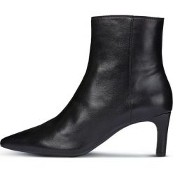 Geox botki damskie Bibbiana D829CB 000KF 37 czarny. Czarne botki damskie Geox, ze skóry, eleganckie, bez obcasa, na zamek. W wyprzedaży za 566,00 zł.