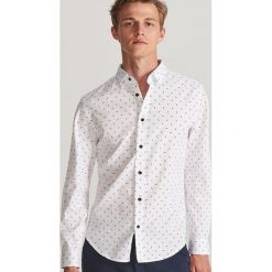 Koszula regular fit z mikroprintem - Biały. Białe koszule męskie Reserved, s, bez wzorów, bez kołnierzyka, bez rękawów. Za 99,99 zł.
