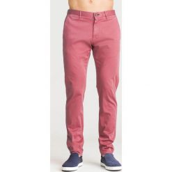 Różowe chinosy Joop Jeans Steen - Bordowy. Czerwone spodnie męskie m, z aplikacjami, z jeansu. Za 249,50 zł.