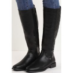 Czarne Kozaki Pick Me. Czarne buty zimowe damskie Born2be, z okrągłym noskiem, przed kolano, na wysokim obcasie, na płaskiej podeszwie. Za 139,99 zł.