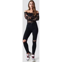 Pamela x NA-KD Jeansy z rozdarciami - Black. Czarne boyfriendy damskie Pamela x NA-KD, z podwyższonym stanem. Za 202,95 zł.
