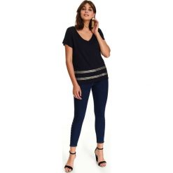 T-shirt w serek z cekinową aplikacją. Niebieskie t-shirty damskie w paski. W wyprzedaży za 34,99 zł.