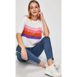 Tommy Jeans - Top. Białe bluzki damskie Tommy Jeans, s, z nadrukiem, z bawełny, z okrągłym kołnierzem. W wyprzedaży za 149,90 zł.