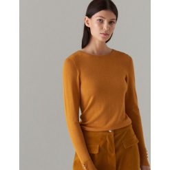 Sweter z wiskozy ze zdobieniem przy rękawach - Żółty. Żółte swetry damskie Mohito, s, z aplikacjami, z wiskozy, bez rękawów, bez kaptura. W wyprzedaży za 39,99 zł.