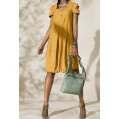 Sukienka KEZIA MUSTARD. Żółte sukienki damskie Sukienka KEZIA MUSTARD, s, bez wzorów, bez kołnierzyka, z krótkim rękawem, krótkie, mini. W wyprzedaży za 49,00 zł.